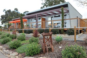 Longview suite - King or Twin | Premium bedding, iron/ironing board, cribs/infant beds, free WiFi