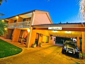 Front of property – evening/night - River City Motel (Mildura)