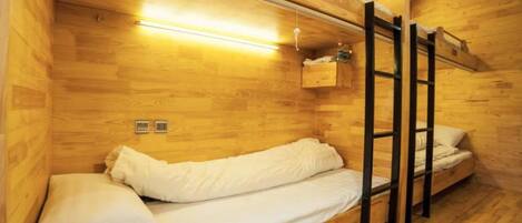 Dortoir Partagé (Bed in 6-Beds Shared Dorm) | Coffres-forts dans les chambres, rideaux occultants