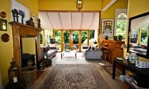 Lobby sitting area - Archer House B&B (Westport)