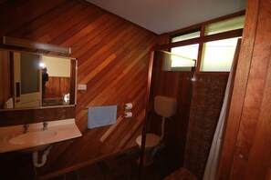 Deluxe-Zimmer, 1 King-Bett, Kühlschrank und Mikrowelle (King Spa) | Badezimmer | Kostenlose Toilettenartikel, Haartrockner, Handtücher, Seife