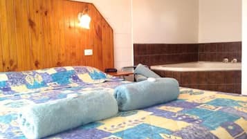 Phòng Tiêu chuẩn, 1 phòng ngủ, không hút thuốc, tủ lạnh & lò vi sóng (Queen Spa Room) | 1 phòng ngủ, bàn, bàn ủi/dụng cụ ủi quần áo