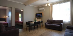 Familie suite, 2 slaapkamers | Een bureau, een strijkplank/strijkijzer, babybedden (toeslag)