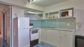 Microwave, coffee/tea maker, electric kettle