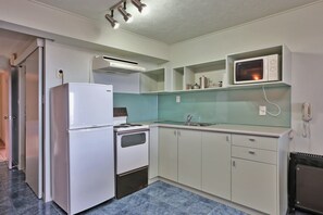 Microwave, coffee/tea maker, electric kettle - Edgewater Motor Lodge (Napier)