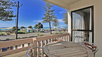 2 Bedroom 2 Bathroom Family Unit Upstairs - Ocean View | Terrace/patio