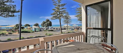 Family Suite, 2 Bedrooms, Non Smoking, 2 Bathrooms (Upstairs) | Teres/patio