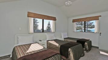 2 Bedroom 2 Bathroom Family Unit Upstairs - Ocean View