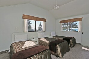 2 Bedroom 2 Bathroom Family Unit Upstairs - Ocean View | Desk, soundproofing, iron/ironing board, free WiFi - Edgewater Motor Lodge (Napier)
