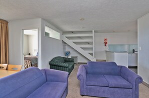 Living area - Edgewater Motor Lodge (Napier)