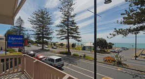 Water view - Edgewater Motor Lodge (Napier)