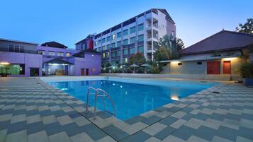 Hồ bơi ngoài trời