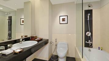 Un baño moderno con un lavamanos grande, inodoro y bañera.