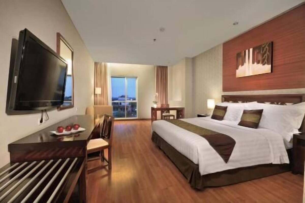 Minibar, caja de seguridad en la habitación y escritorio