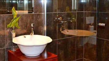 Standard Room, 1 Queen Bed, Non Smoking, Kitchenette (Flinders Room) | Bathroom