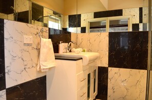 Rom, 1 kingsize-seng (Beer Garden) | Bad | Dusj, regndusjhode, toalettartikler (inkludert) og hårføner