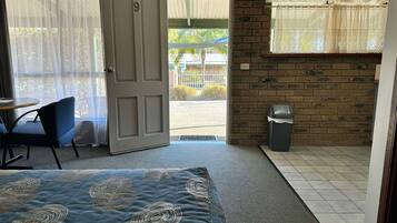 Standard Twin Room | Accessible bathroom