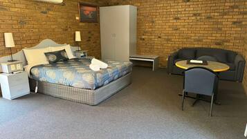 Habitación estándar, para no fumadores, cocineta (Double Room) | Ropa de cama de alta calidad y espacio para trabajar con laptop