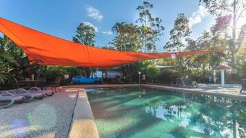 Piscine extérieure, chaises longues
