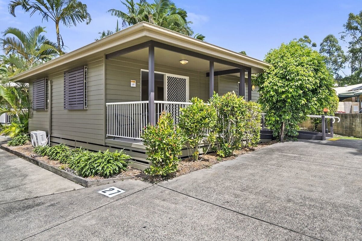 1 Bedroom Deluxe Cabin | Free WiFi, bed sheets