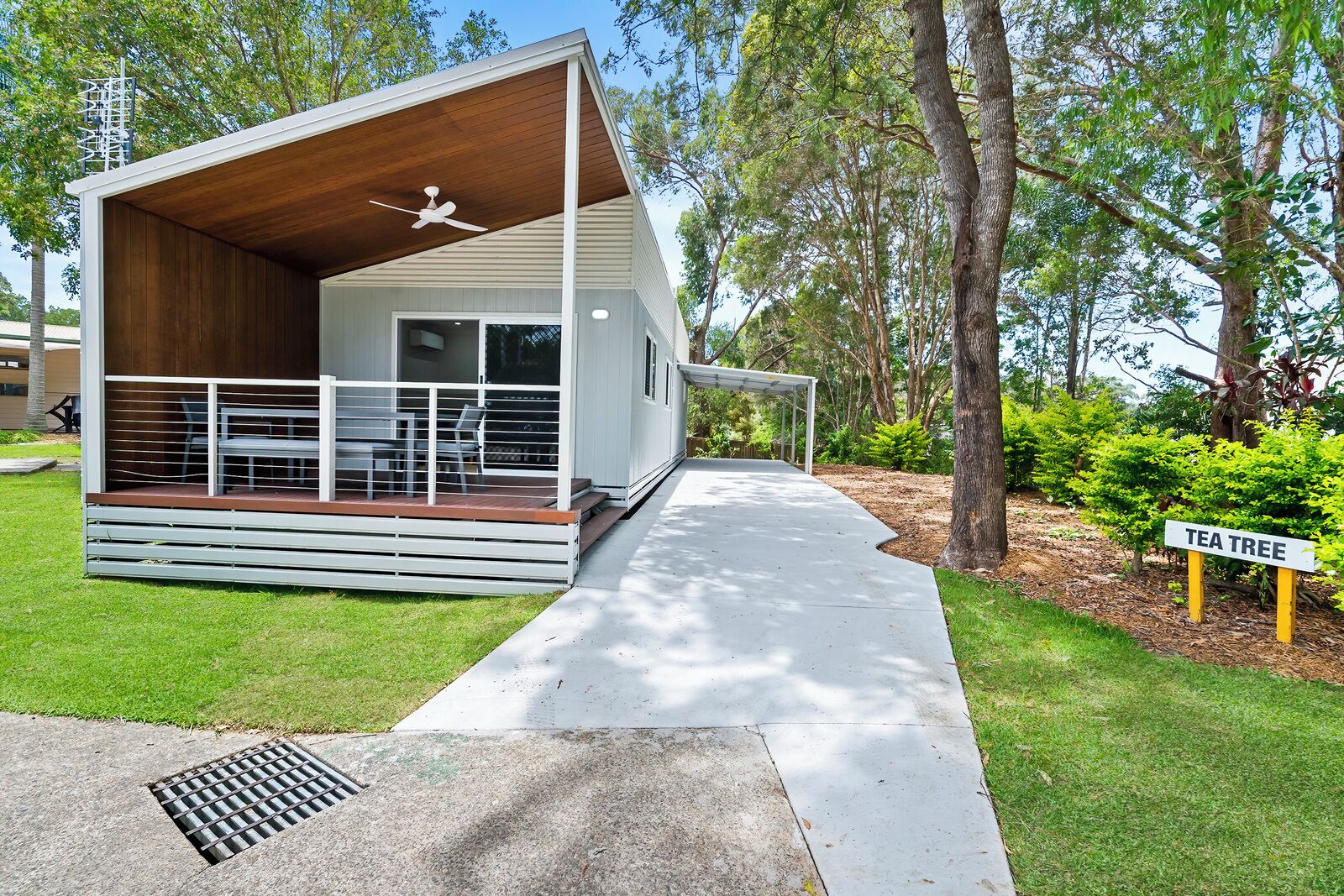 Un bâtiment moderne, de plain-pied, doté d’un porche abrité et d’une enseigne indiquant qu’on y vend de l’huile essentielle d’arbre à thé.