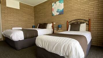 Deluxe Twin Room, 1 Bedroom | Desk, soundproofing, iron/ironing board, free WiFi