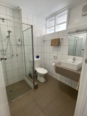 Executive Room, 1 King Bed, Non Smoking, Balcony (3 1/2 Star Delux Room) | Bathroom | Shower, free toiletries, hair dryer, towels - Warrina Motor Inn Wodonga CBD (Wodonga)