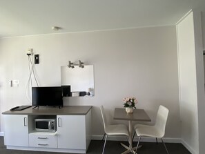 Deluxe Room, Non Smoking, Balcony (3 1/2 Star Delux Room) | Desk, soundproofing, iron/ironing board, free WiFi - Warrina Motor Inn Wodonga CBD (Wodonga)