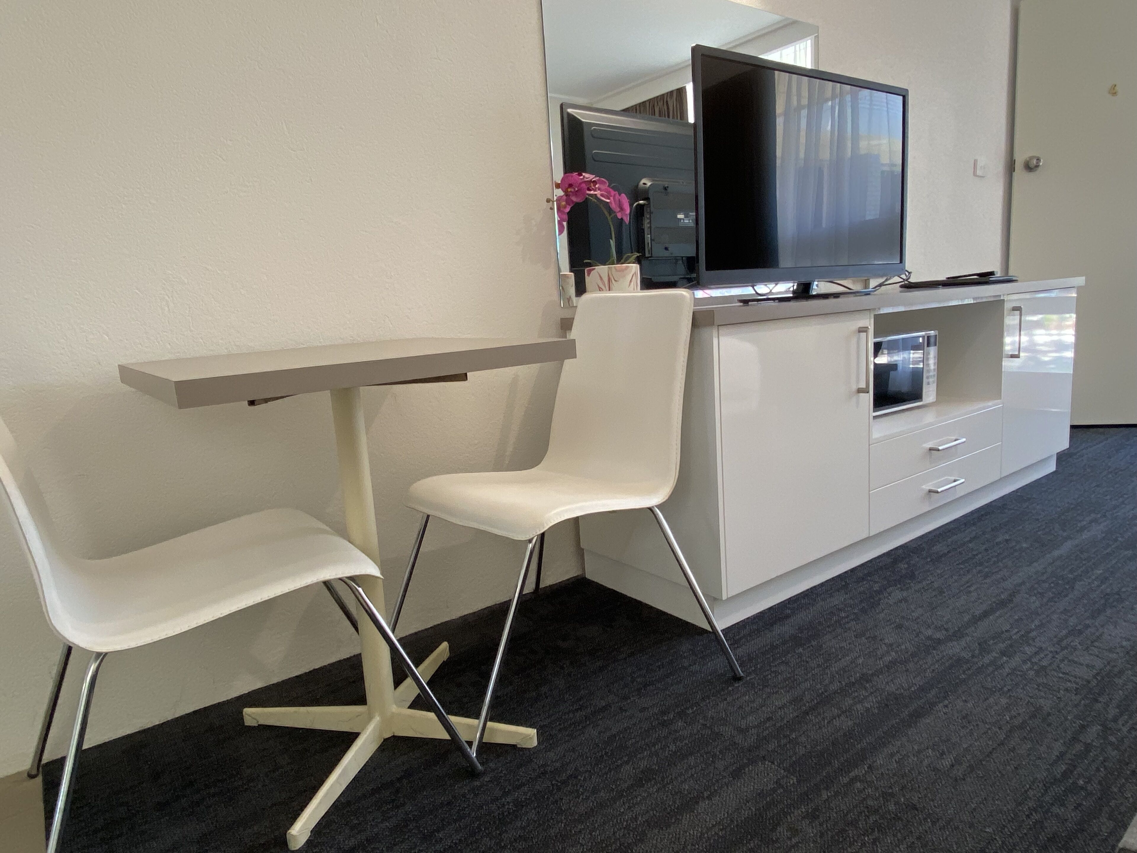 行政客房, 1 张特大床, 无烟房, 阳台 (3 1/2 Star Delux Room) | 办公桌、隔音、熨斗/熨衣  板、免费 WiFi