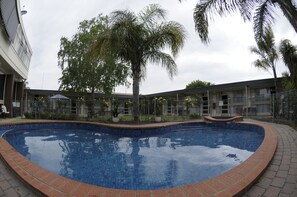Outdoor pool - Warrina Motor Inn Wodonga CBD (Wodonga)