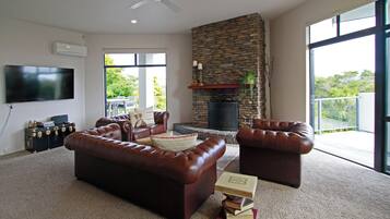 Deluxe House, Sea View | Living area