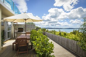 Deluxe-Apartment, 2 Schlafzimmer, Küche, Meerblick (Kawau) | Terrasse/Patio