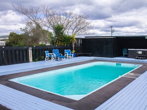 Outdoor pool, open 10:00 AM to 8:00 PM, pool umbrellas, pool loungers - Palm Motel Waihi (Waihi)