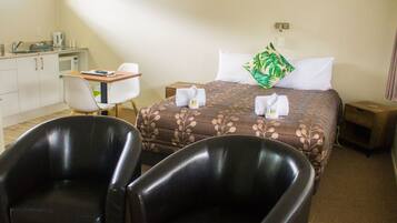 Studio, Kitchenette | Laptop workspace, iron/ironing board, free WiFi, bed sheets