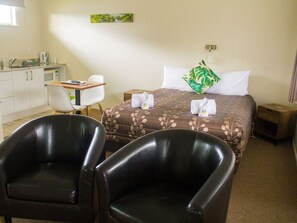 Studio, Kitchenette | Laptop workspace, iron/ironing board, free WiFi, bed sheets - Palm Motel Waihi (Waihi)