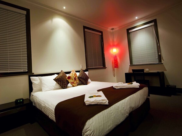King Room, Shared Bathroom | Premium bedding, desk, iron/ironing board, rollaway beds