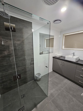 Deluxe Apartment | Bathroom. Top of the Town Motel & Apartments