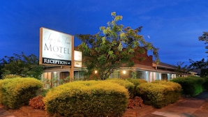 A motel with a reception sign, well-maintained hedges, and a brick building facade. - Top of the Town Motel & Apartments (Benalla)