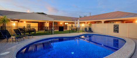 Una piscina al aire libre