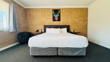 Meja, seterika/papan seterika, Wi-fi percuma, cadar katil