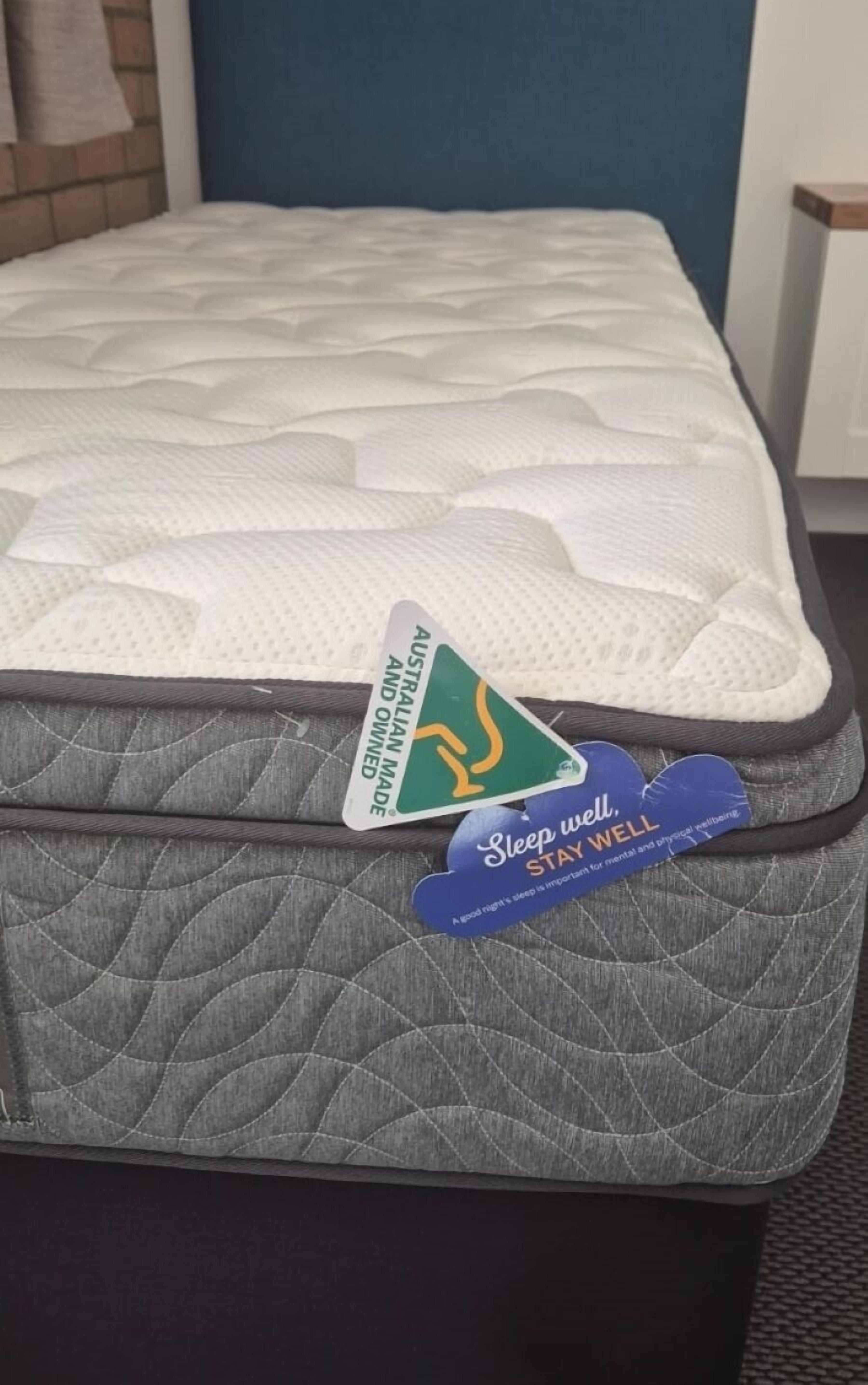 Colchão com etiqueta indicando ser fabricado e de propriedade australiana.