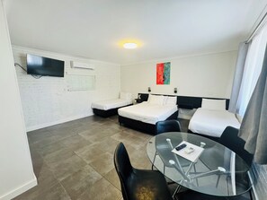 Desk, iron/ironing board, free WiFi, bed sheets - Deer Park Motor Inn (Armidale)