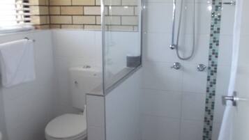 Standaard kamer, niet-roken (Studio - Triple) | Badkamer | Een douche, gratis toiletartikelen, een haardroger, handdoeken
