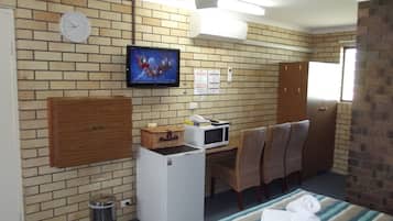 Chambre Standard, non-fumeurs (Studio - Triple) | Espace de travail pour ordinateur portable, rideaux occultants