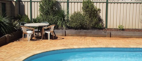 Piscine extérieure, chaises longues