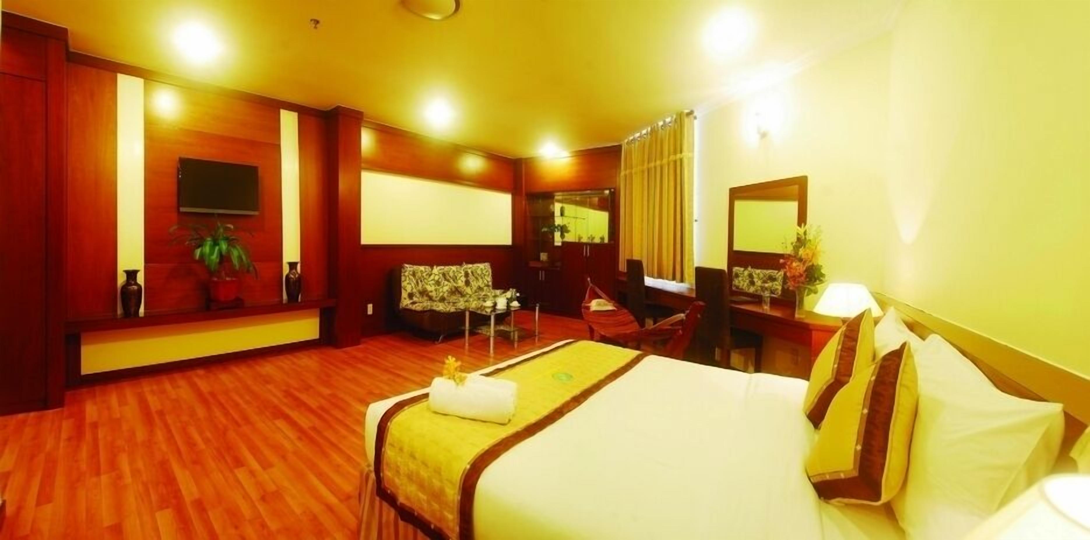 senior double room, 1 king bed | minibar, in-room safe, desk, blackout curtains