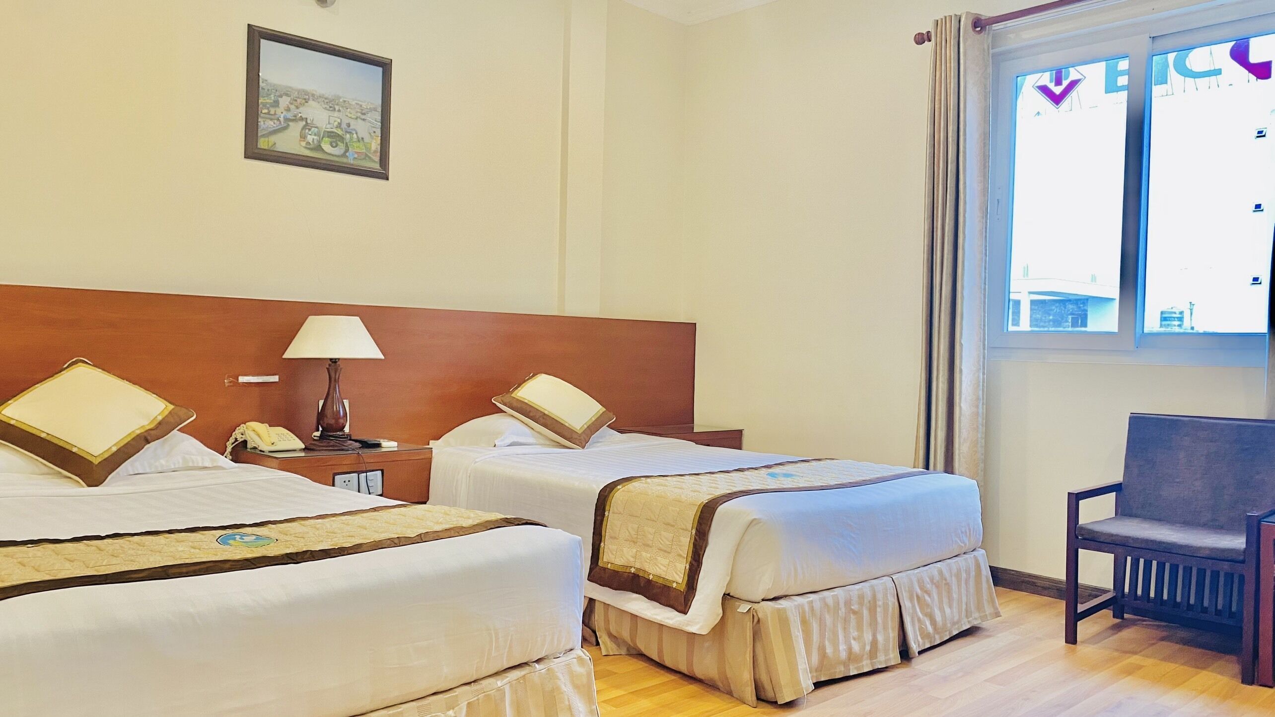 deluxe room | minibar, in-room safe, desk, blackout curtains