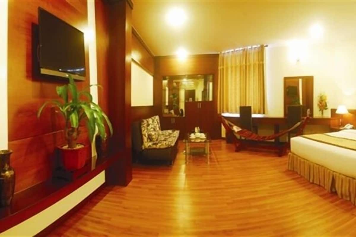 Doppia Senior, 1 letto king | Minibar, una cassaforte in camera, una scrivania, tende oscuranti
