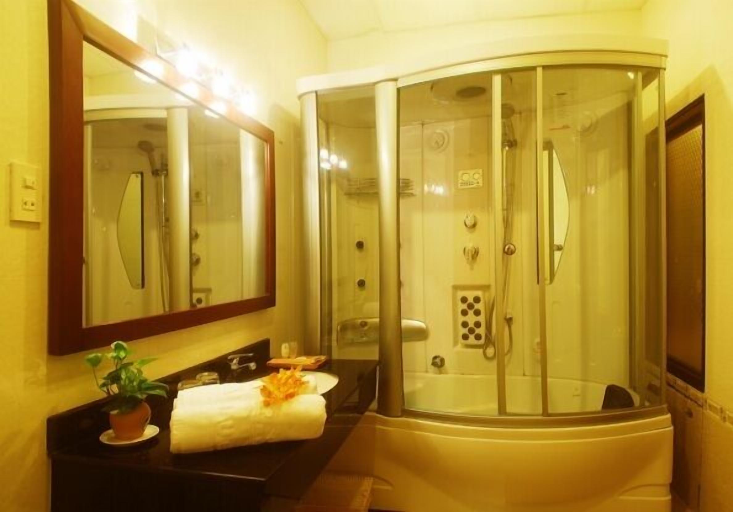 senior double room, 1 king bed | bathroom | free toiletries, hair dryer, slippers, towels