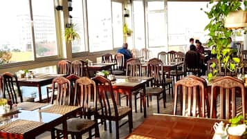 Desayuno todos los días (con cargo)